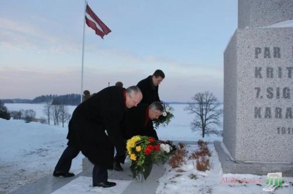 Baltijas valstu aizsardzības ministri Alūksnē godināja 7.Siguldas kājnieku pulka kritušos karavīrus, noliekot ziedus pie pieminekļa. 
Autors: Agita Bērziņa.