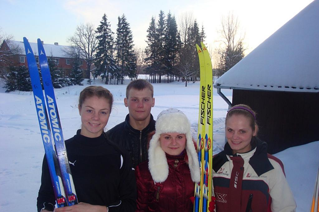 Slēpošanas sacensību uzvarētāji - Ieva Mezīte (no kreisās), Aivars Brezinskis, Inese un Solvita Brezinskas. 
Autors: No personiskā arhīva.