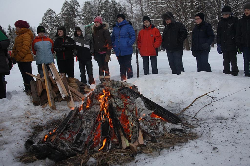 Gulbenes vidusskolas skolotāja Biruta Rukmane skolēniem atgādināja vēsturiskos 1991.gada notikumus, kad latviešu tauta vienoti, brīvības idejas vadīti, devās uz barikādēm. 
Autors: Gatis Bogdanovs