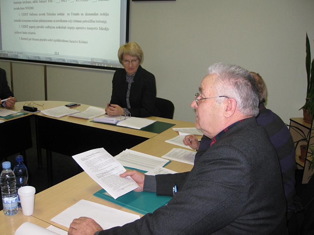 Deputāts Guntis Blūms aizstāv kolēģes Ilzes Mezītes ideju par to, ka pašvaldībai ziemā par brīvu būtu jātīra pievedceļi pie lauku viensētām. Sandra Daudziņa mudina balstīties uz normatīvajiem aktiem.
Autors: Gatis Bogdanovs