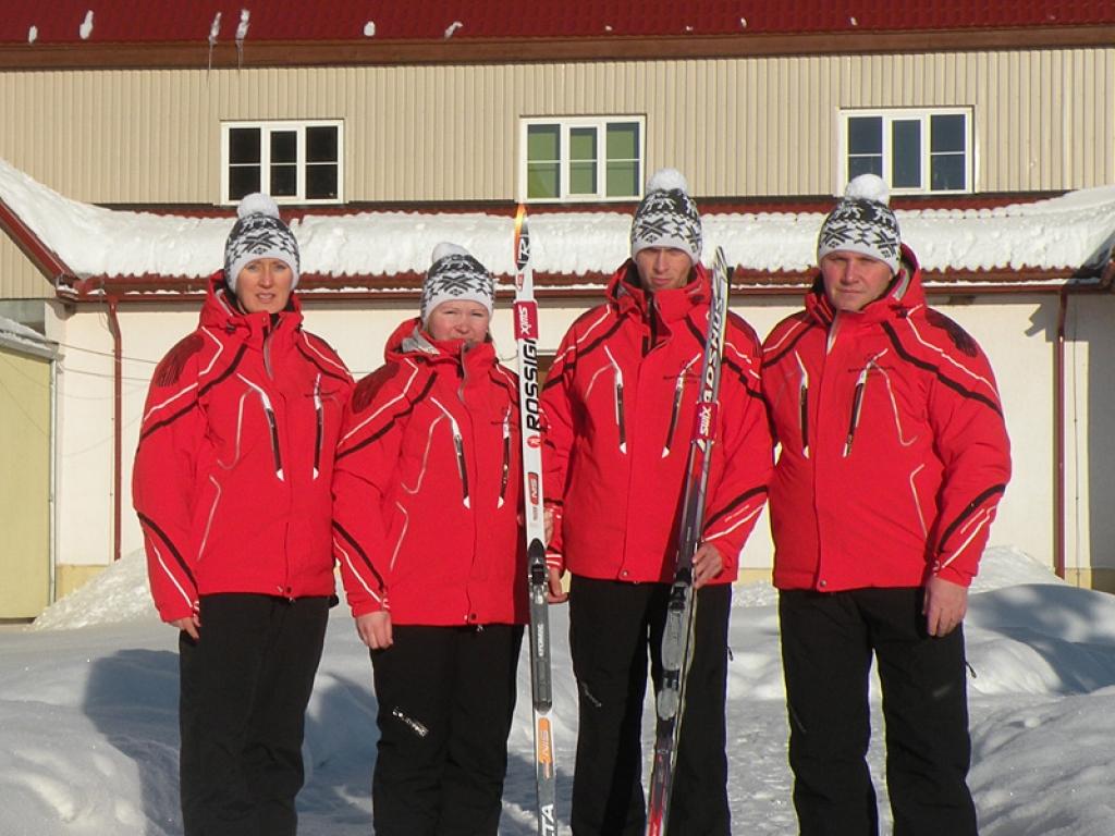 Latvijas olimpiskās delegācijas vadītājs Aigars Lasis (no labās), 2.arodkursa audzēkņi Evija Homina un Rihards Zolbergs, kā arī trenere Dace Dīvāne piektdien dosies uz Speciālās Olimpiādes ziemas olimpiskajām spēlēm Dienvidkorejā. 
Autors: No personiskā arhīva.