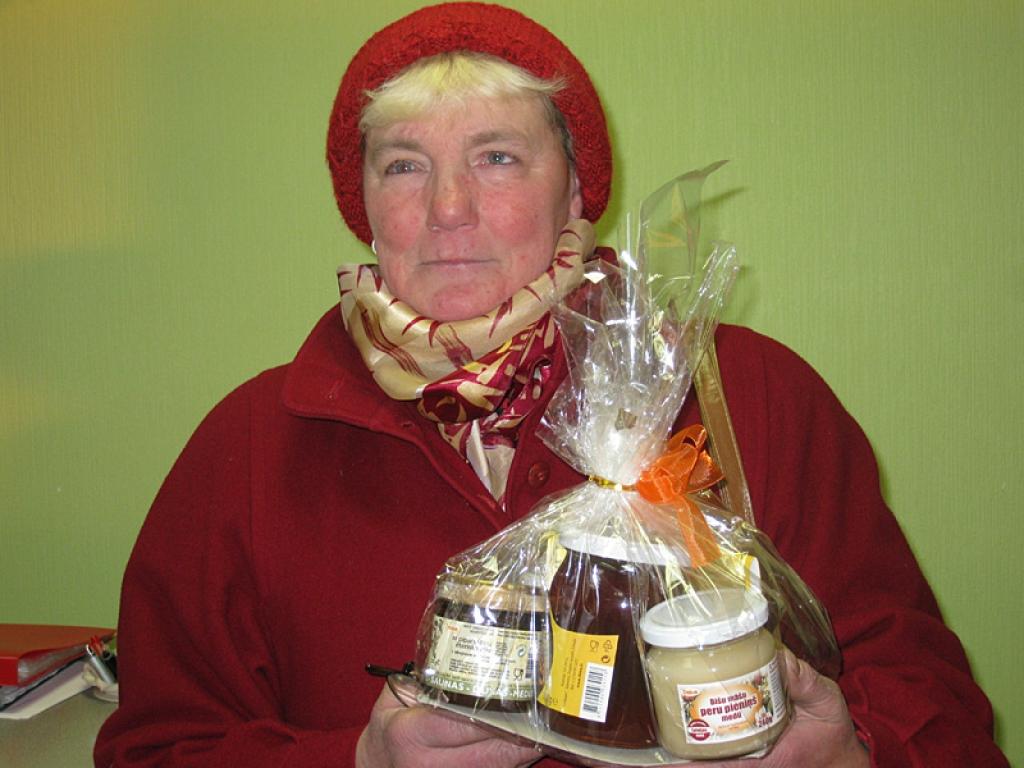 Lizumniete Irēna Smalča laimēja medus bodes dāvanu.
Autors: Inita Savicka