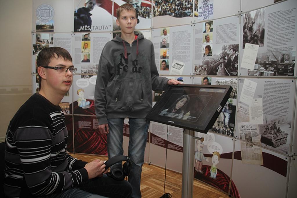 Izstādes “Mēs, tauta” veidošanā, intervējot barikāžu aculieciniekus, piedalījušies arī Lizuma vidusskolas 11.klases skolnieki Māris Kaufelds un Ernests Stūriška.  
Autors: Gatis Bogdanovs