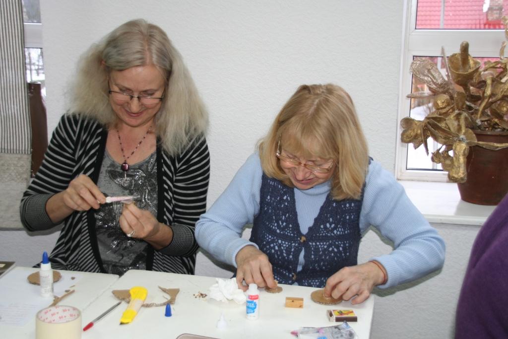  Skolotājas Aija Miķelsone un Inese Gabrāne tekstilapdrukas nodarbībā mākslas skolā.
Autors: No personiskā arhīva.