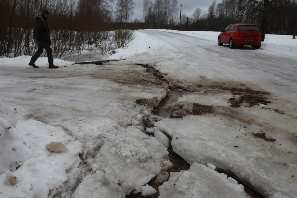 Atkušņa laikā ūdens plūst ne pa caurteku, bet gan pāri ceļam un ir izgrauzis sev ceļu ledū, izveidojot pamatīgu bedri.
Autors: Gatis Bogdanovs