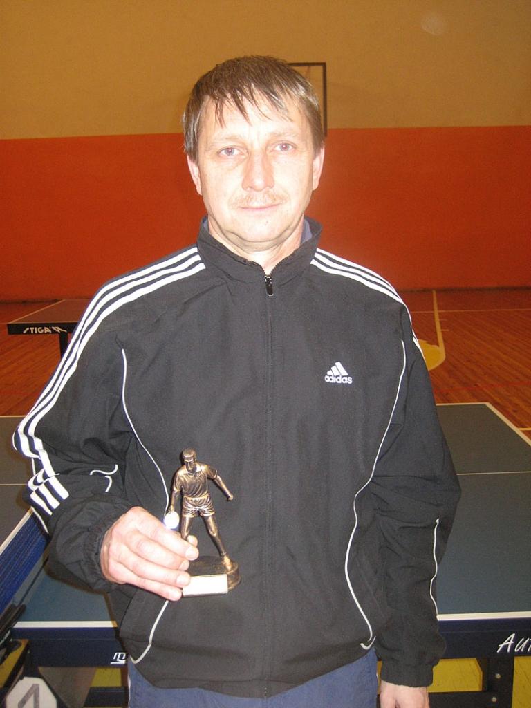 Gulbenietis Aigars Žvīgurs gada nogalē Staros no galda tenisa entuziastiem saņēma piemiņas balvu par visveiksmīgākajiem startiem regulārajās pašmāju sacensībās 2012.gadā.
Autors: No personiskā arhīva