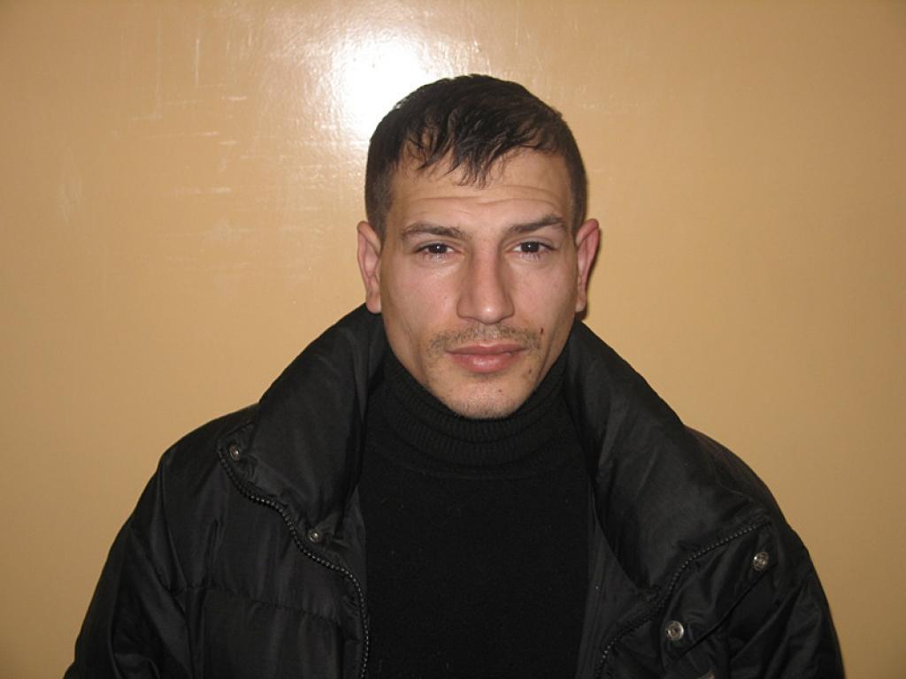 Policija aicina iedzīvotājus rūpīgi aplūkot fotogrāfijās redzamos vīriešus un gadījumā, ja esat cietuši no viņu nelikumīgajām darbībām, vērsties tuvākajā policijas iecirknī vai informēt policiju, zvanot uz numuru 110 vai 64781800.
Autors: No policijas arhīva