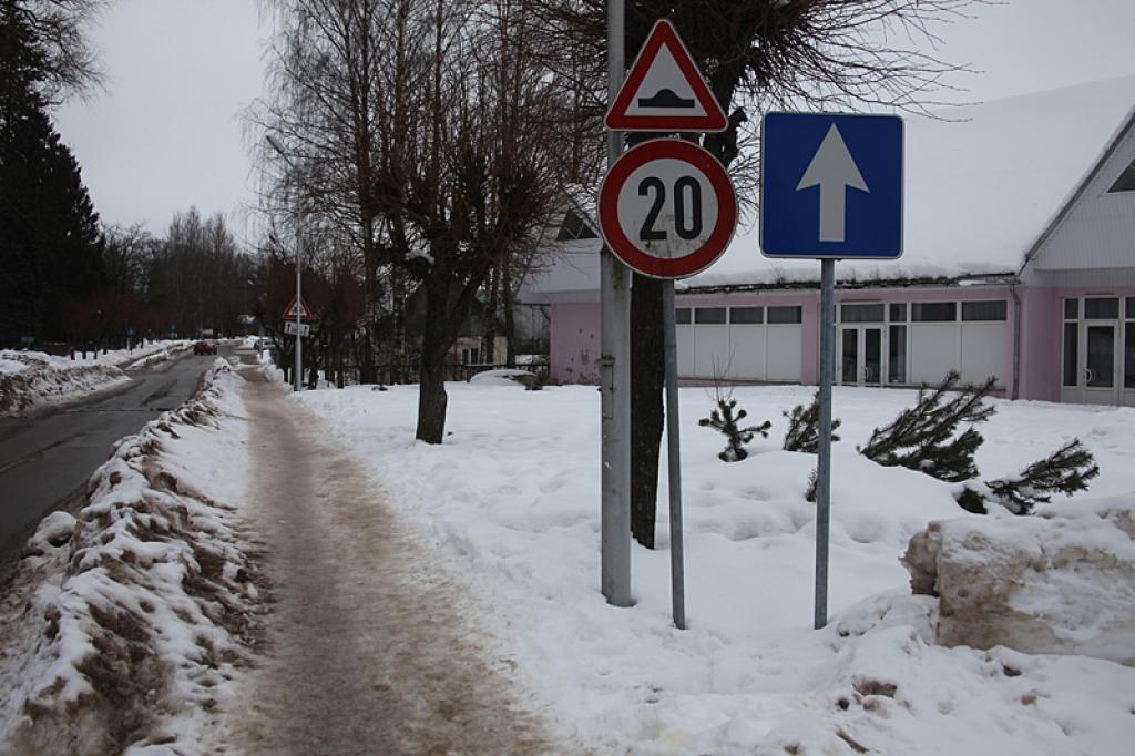 Netīrīta gājēju ietves Skolas ielā pie bijušā veikala “Azaids”.
Autors: Gatis Bogdanovs