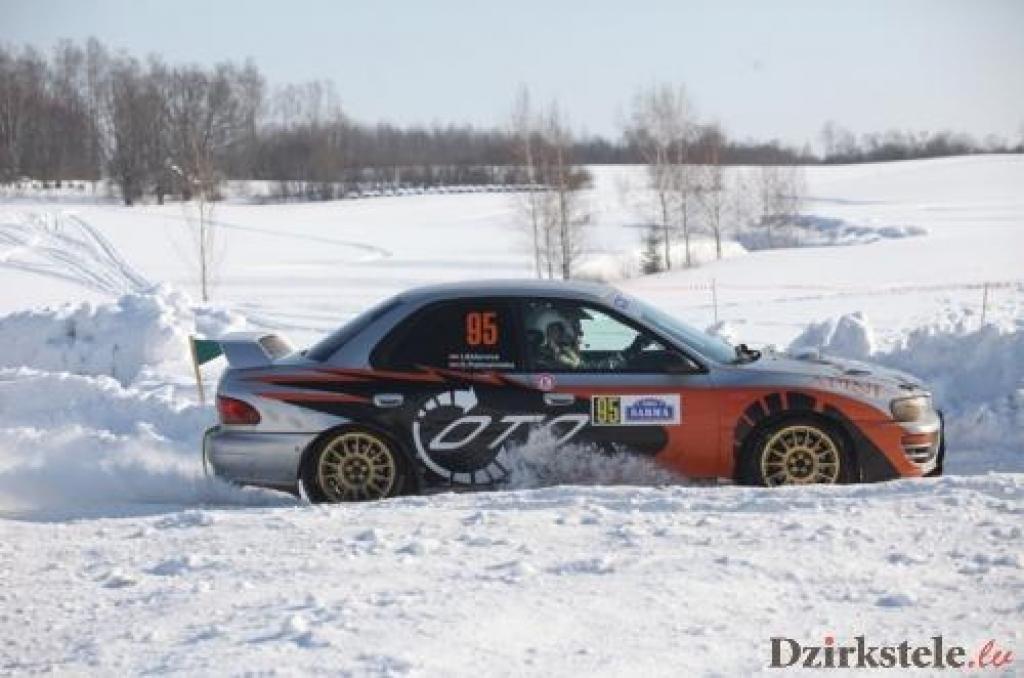 Mūsu autosportisti Oto Patmalnieks un Igors Sidorovs ar automašīnu 