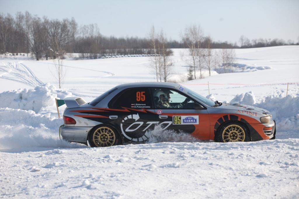 Mūsu autosportisti Oto Patmalnieks un Igors Sidorovs ar automašīnu 