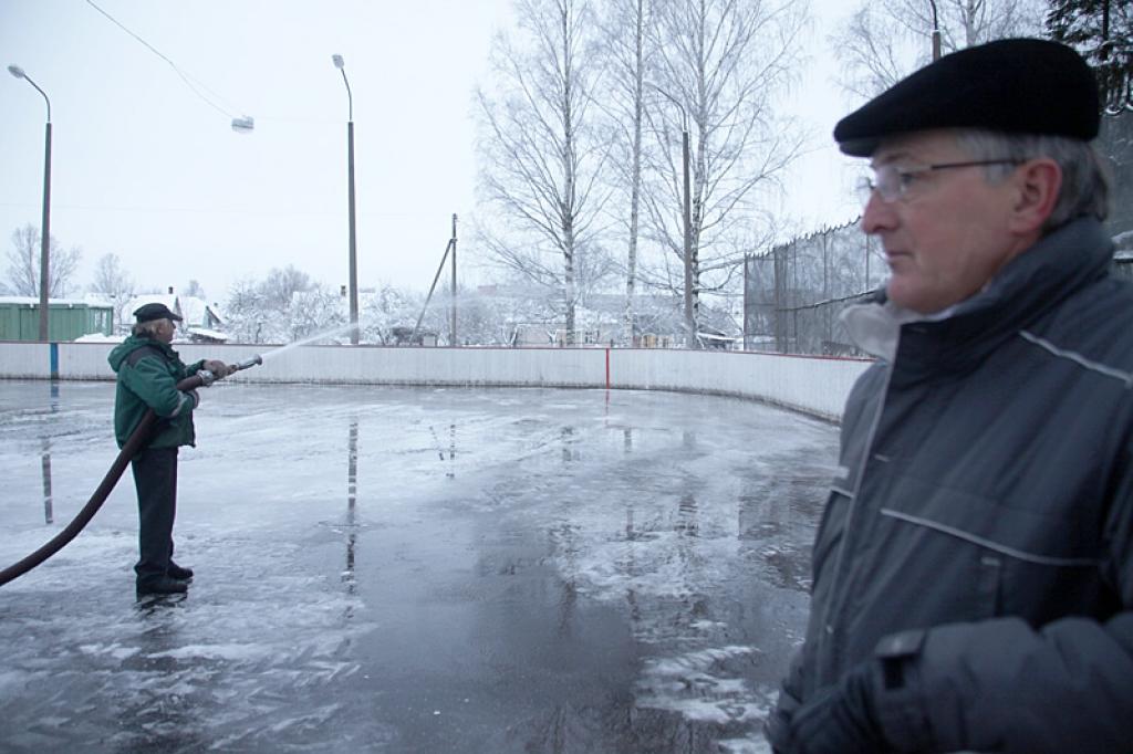 Apmeklējot Gulbenes sporta centru un slidotavu vakaros un brīvdienās, redz, ka vienmēr turpat ir arī Z.Lazdiņš, kurš organizē darbus un seko kārtībai.
Autors: Gatis Bogdanovs