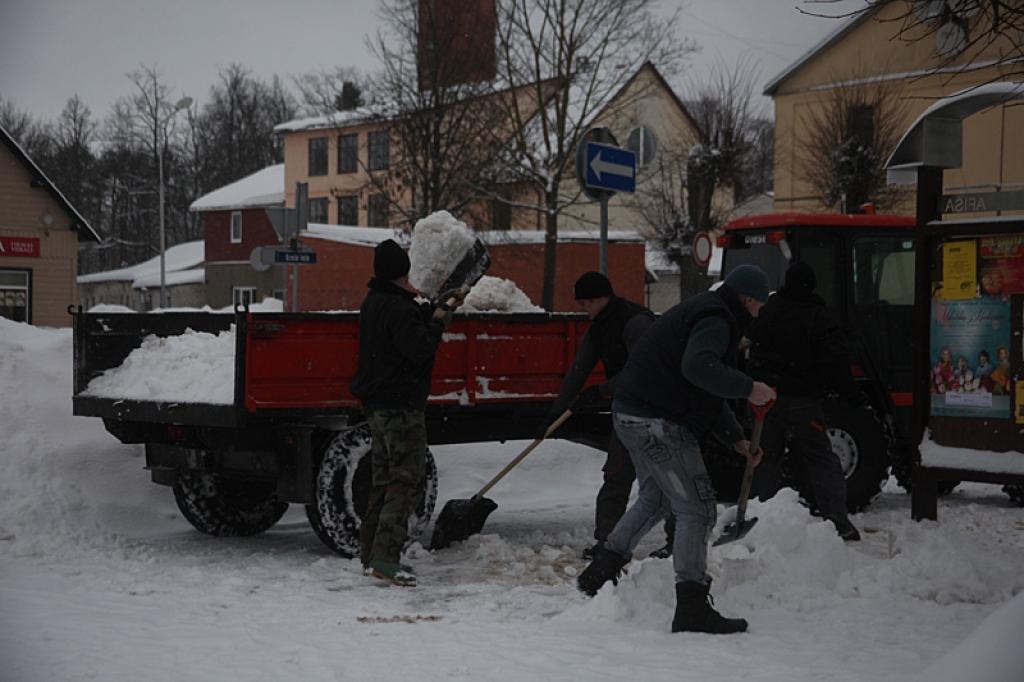 Lai uzlabotu autovadītāju kustības un kājāmgājēju drošību īpaši Gulbenes pilsētas ielu krustojumos, naktīs pilsētā intensīvi turpinās sniega izvešana. 
Autors: Gatis Bogdanovs