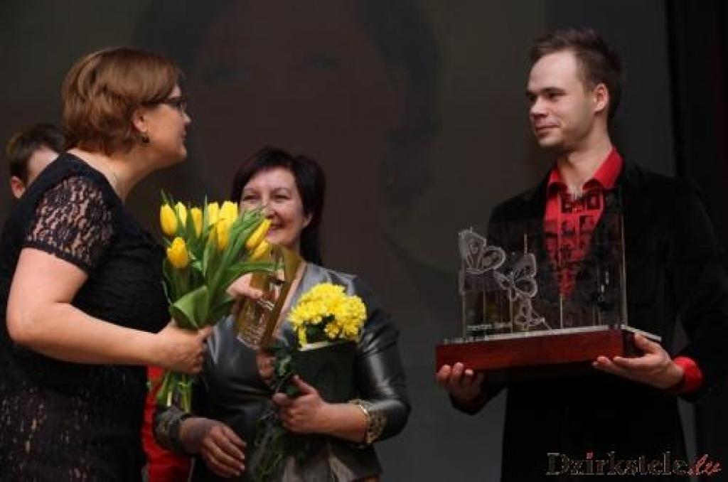 Visu mīlētās un cienītās mūsu novada kultūras darbinieces Ineses Stalidzānes balvu saņēma Anita Birzniece. 
Autors: Gatis Bogdanovs