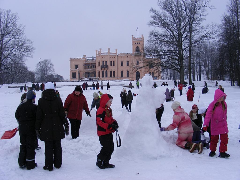 ļavā pretim Alūksnes Jaunajai pilij pērn Muižas svētku laikā pasākuma apmeklētāju lielu interesi izraisīja sniega figūru celšanas sacensības.
Autors: No personiskā arhīva.