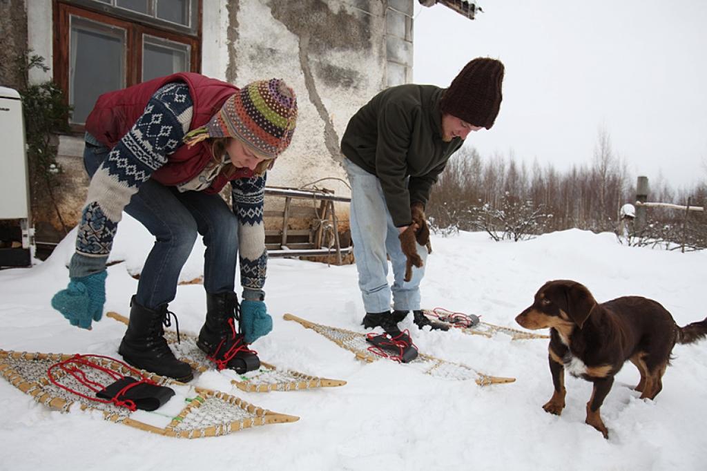 Edgars un viņa draudzene Klēra stāsta, ka pārvietošanās ar sniega kurpēm nav grūta, taču vispirms svarīgi ir pierast pie sniega kurpju garuma un platuma, jo tas būtiski atšķiras no zābaka zoles izmēriem. Sniega kurpe ir aptuveni 110 centimetrus gara. 
Autors: Gatis Bogdanovs