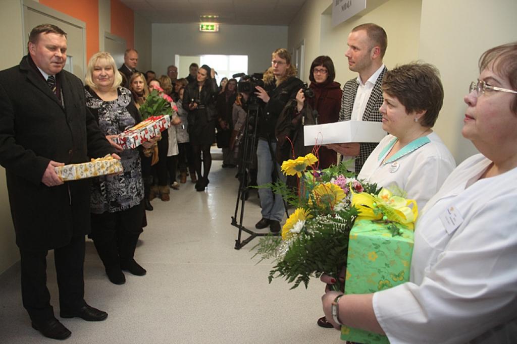 Sasniegts viens atskaites punkts. Par renovācijas pirmās kārtas darbiem Gulbenes slimnīcā gandarīta galvenā ārste Alda Buša (no labās), galvenā māsa Sanita Glāzniece un SIA “Balvu un Gulbenes slimnīcu apvienība” valdes loceklis Marģers Zeitmanis. 
Autors: Gatis Bogdanovs