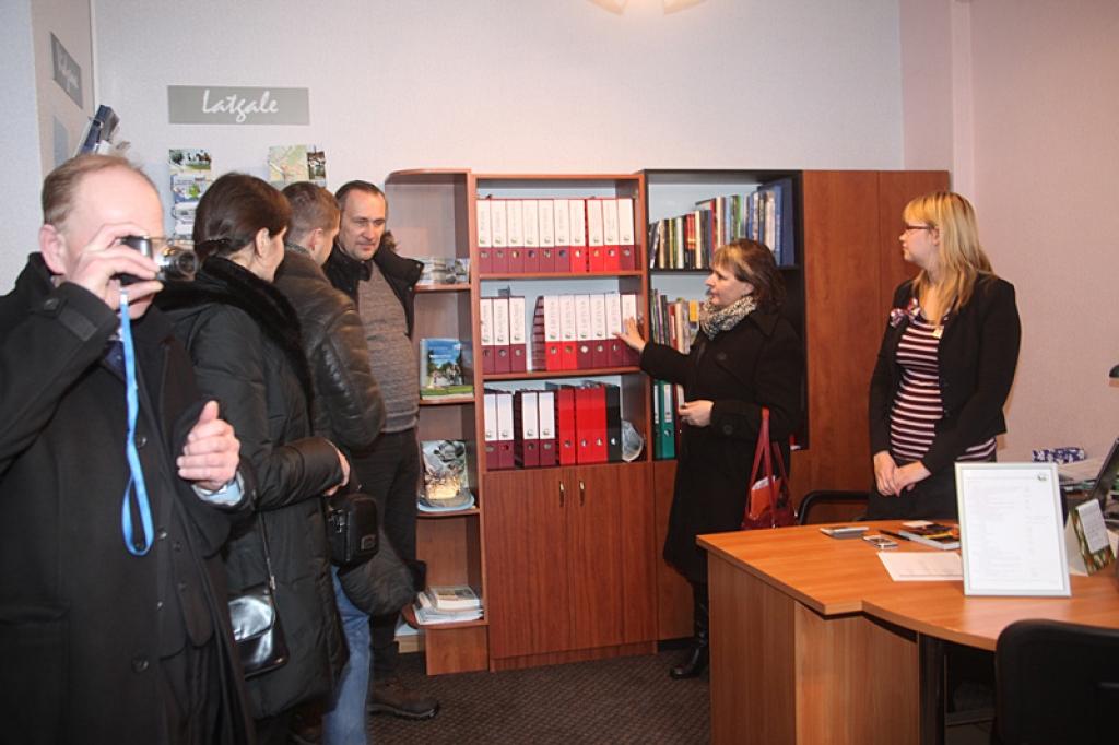 Gulbenes tūrisma un kultūrvēsturiskā mantojuma centra direktore Iveta Kovtuņenko viesiem no Polijas un Lietuvas stāstīja, ka tūrisma informācijas centrā ikviens var saņemt arī noderīgu informāciju gan par Lietuvu, gan arī par Poliju. 
Autors: Evita Brokāne