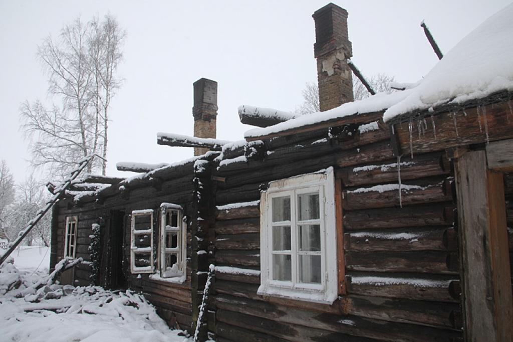 Trešdien vēlu vakarā Lizuma pagastā dega dzīvojamā māja, kurā 1858.gada 8.decembrī dzimis rakstnieks Apsīšu Jēkabs.
Autors: Gatis Bogdanovs