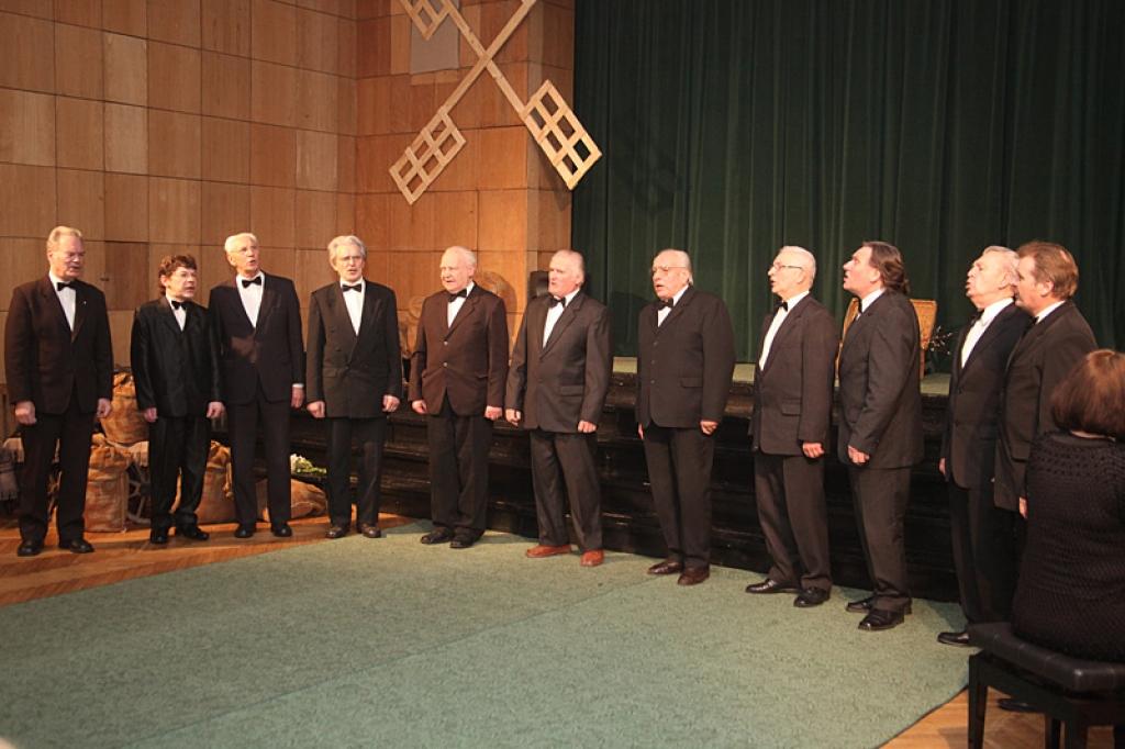 Gulbenes kultūras centra senioru vīru vokālais ansamblis “Namejs” visus ielūdz uz tikšanos jau šajā sestdienā, kad kolektīva jubilejas koncertā skanēs aptuveni desmit dziedātājiem vismīļākās melodijas. 
Autors: Gatis Bogdanovs (no arhīva)