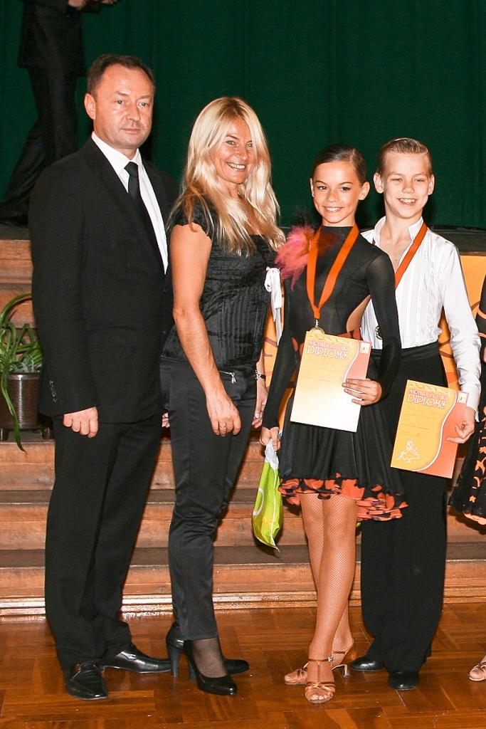 Jānis un Annija kopā ar treneriem Mario Končevski un Mariku Kalēju. 
Autors: No personiskā albuma.