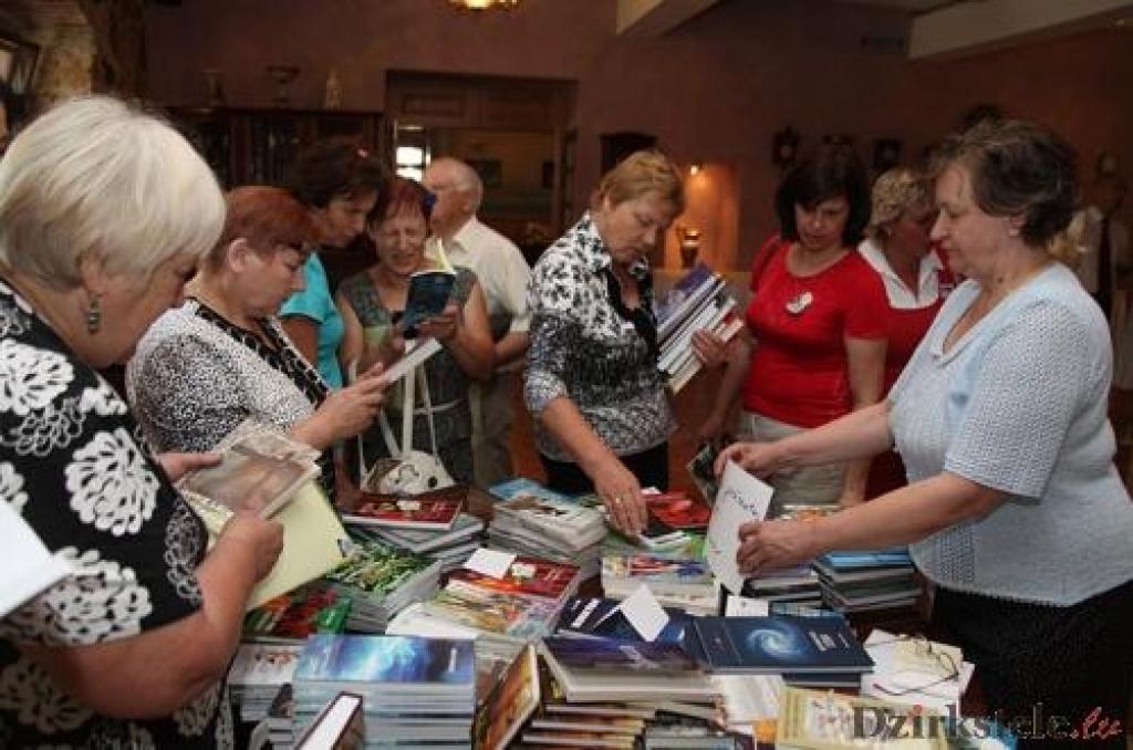 Izdevniecības redaktore Ilona Vītola (no labās) ar grāmatu klāstu kādā no novada bibliotekāru saietiem.
Autors: Gatis Bogdanovs (arhīvs)