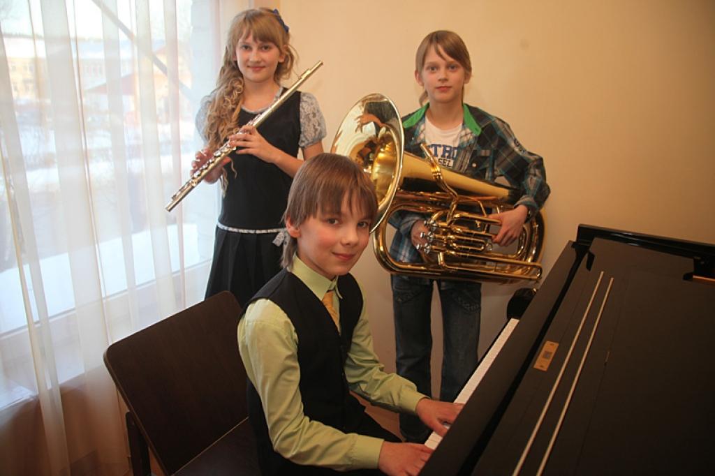 Muzikālu priekšnesumu visiem klātesošajiem veltīja trīs konkursanti - 4. klavieru klases audzēknis Kārlis Bošs, 3. flautas klases audzēkne Megija Smiltniece un 2. tubas klases audzēknis Krists Cirpons.
Autors: Gatis Bogdanovs