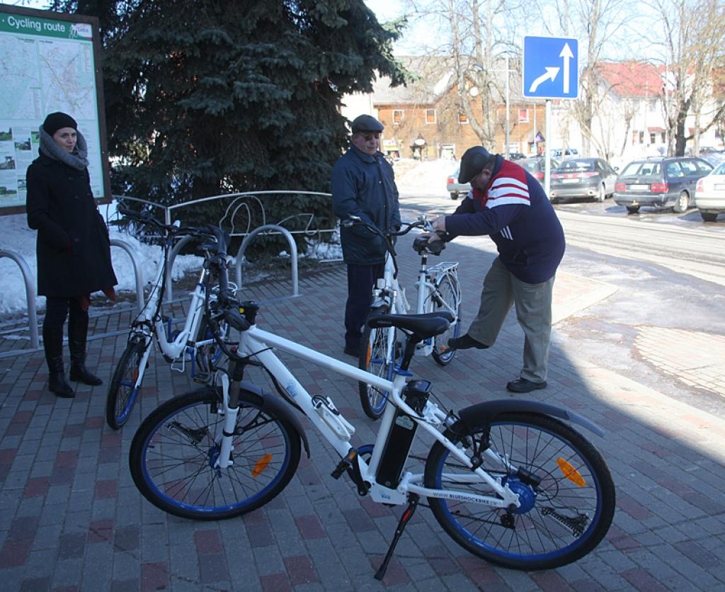 Šonedēļ gulbeniešiem bija iespēja pašiem izmēģināt elektrovelosipēdus un arī noskaidrot visu par šiem pārvietošanās līdzekļiem.
Autors: Evita Brokāne
