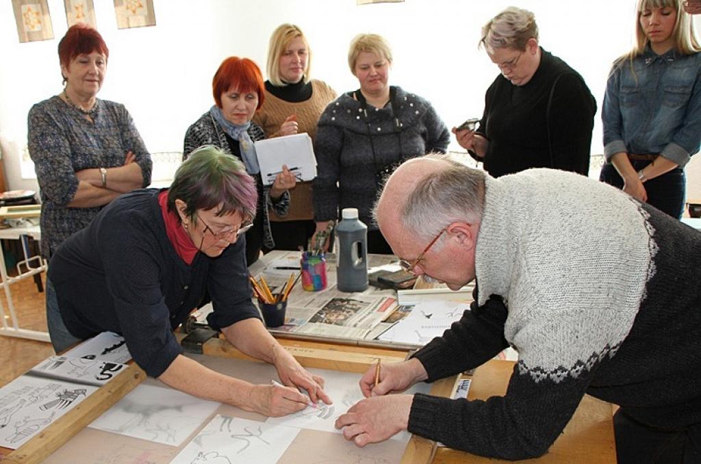 Vidzemes reģiona mākslas skolu skolotāji mākslinieces Patricijas Brektes vadībā mācījās sietspiedes noslēpumus.
Autors: Sandra Dikmane