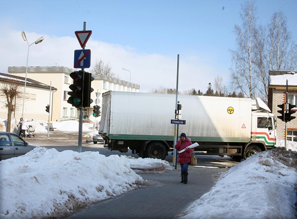 Daži ir neapmierināti, ka smagās mācību mašīnas brauc pa šaurajām pilsētas ielām, liekot nodrebēt māju logiem.
Autors: Gatis Bogdanovs