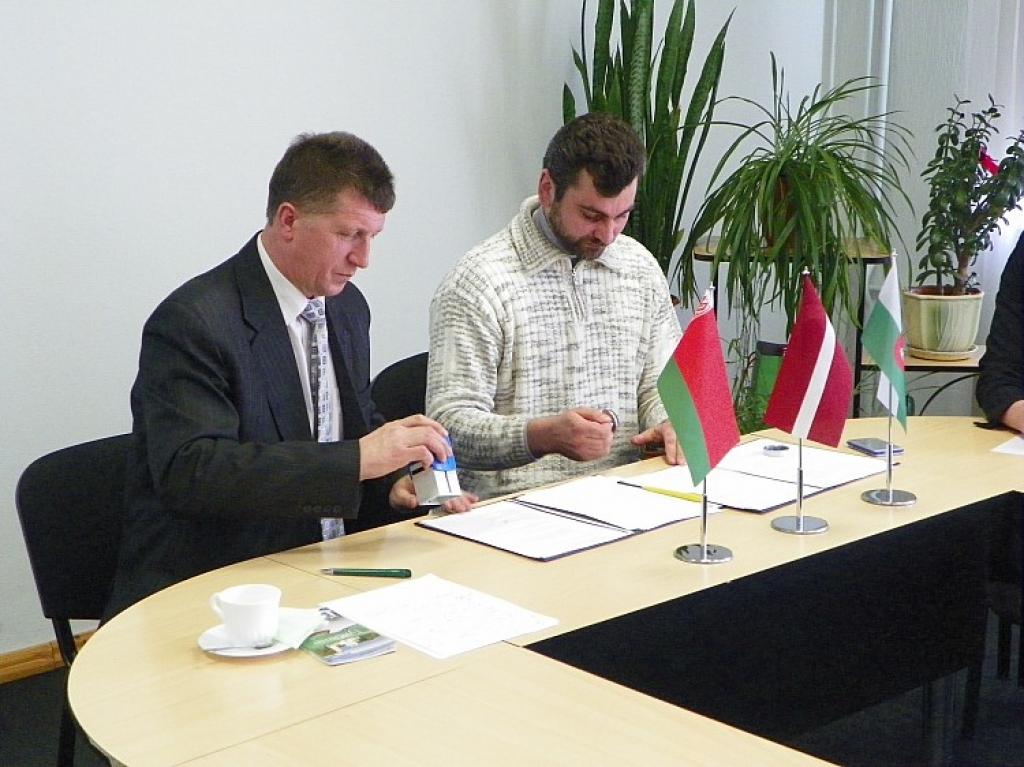 Gulbenes novada sadraudzības partneri no Baltkrievijas Brestas apgabala 15.martā Gulbenē parakstīja sadarbības līgumu ar Gulbenes lauksaimnieku biedrību.
Autors: No Gulbenes novada mājaslapas