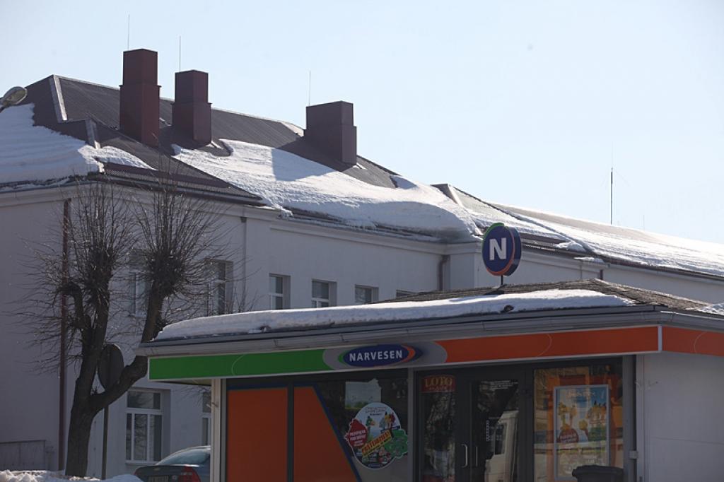 Operatīvi reaģē. Pagājušajā nedēļā “Dzirkstele” pievērsa Gulbenes pilsētas pārvaldes uzmanību pasta ēkai, uz kuras jumta sakrājušies garāmgājējiem bīstami sniega un ledus kluči, kā tas redzams attēlā. Pirmdien jumts bija notīrīts.
Autors: Gatis Bogdanovs