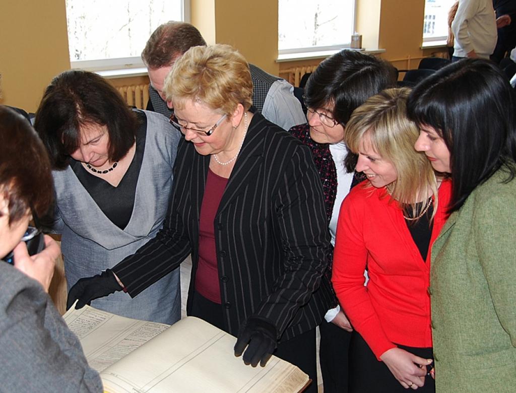 Valsts Zemes dienesta 20 gadu jubilejai veltītajā pasākumā Gulbenē ikvienam bija iespējams aplūkot unikālu materiālu, kas tikai uz laiku bija izdots no Latvijas Valsts bibliotēkas,- ļoti smago Zemesgrāmatu. 
Autors: No personiskā arhīva 