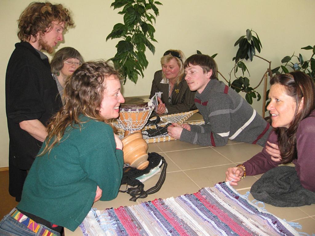 Klēra un Edgars Andersoni-Safronovi (no kreisās) latviski, krieviski un angliski atbildēja un ciemiņu jautājumiem par viņu zaļo dzīvesveidu un daudzpusīgajām interesēm, kas pāraugušas amatu amatu prasmēs un jaunās iespējās.
Autors: Diāna Odumiņa