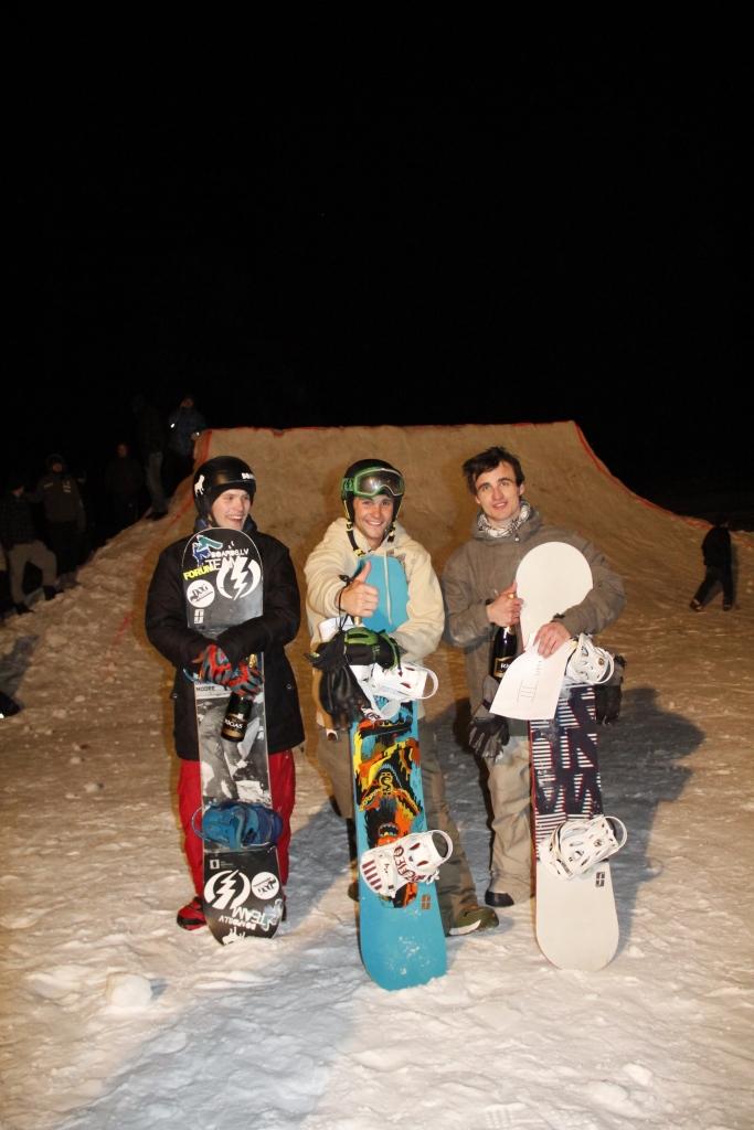 Snovborda sacensību “Tempļa kalna kausa izcīņa” uzvarētāji - Raimonds Rags no Gulbenes (no kreisās), Kaspars Rums no Siguldas un Valters Ošnieks no Rīgas.
Autors: Diāna Lozko 