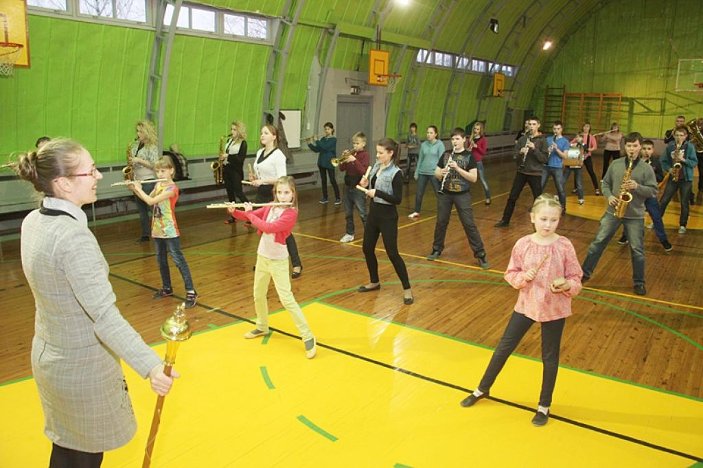 Gulbenes mūzikas skolas pūtēju orķestris un viņu diriģents Donāts Veikšāns klausītājus vienmēr cenšas iepriecināt ar interesantu repertuāru. Viņi ir gatavi demonstrēt arī skaistu defilēšanas programmu horeogrāfes Ilzes Līviņas vadībā.
Autors: Gatis Bogdanovs