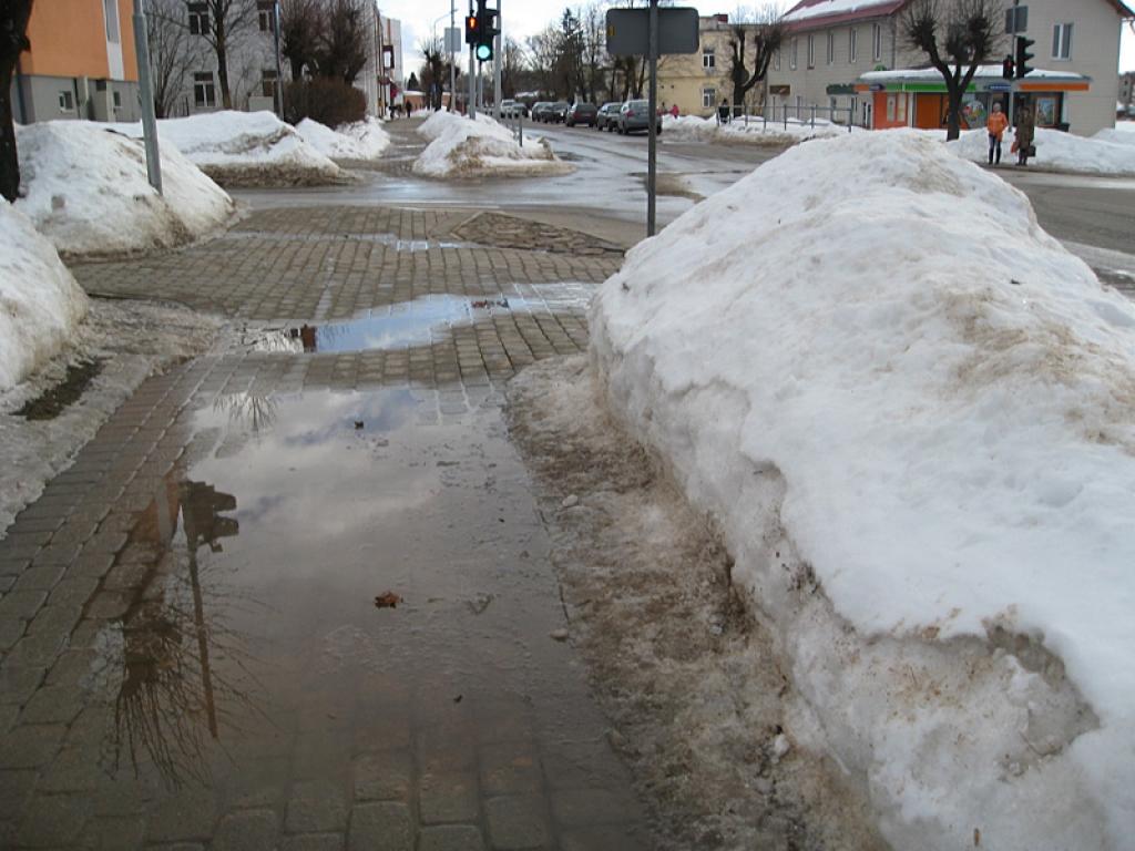 Līdz ar atkusni Gulbenē parādījušās peļķes uz ielām un ietvēm, kas iedzīvotājiem rada ne mazākas neērtības.
Autors: Tamāra Ulase
