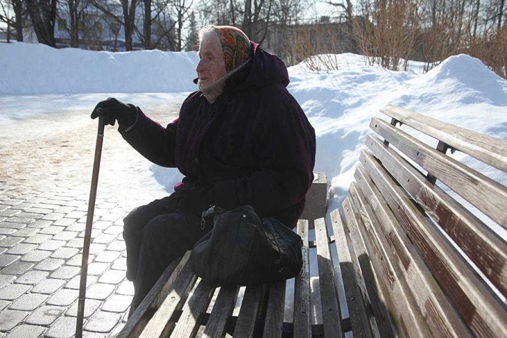 Saša Līkanse, laikam kļūstot siltākam, labprāt kādu brīdi pasēž uz soliņa Gulbenes centrālajā skvērā, jo tad iespējams satikt ne tikai paziņas, bet arī pavērot cilvēkus. “Labi, ka ir tāda iespēja iznākt no mājokļa svaigā gaisā,” saka sirmgalve. 
Autors: Gatis Bogdanovs