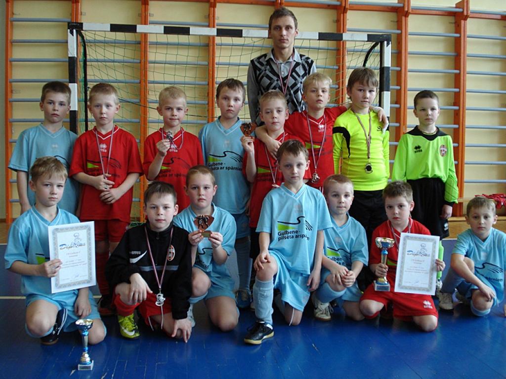 Gulbenes jaunie futbolisti un viņu treneris pēc apbalvošanas.
Autors: No personiskā arhīva