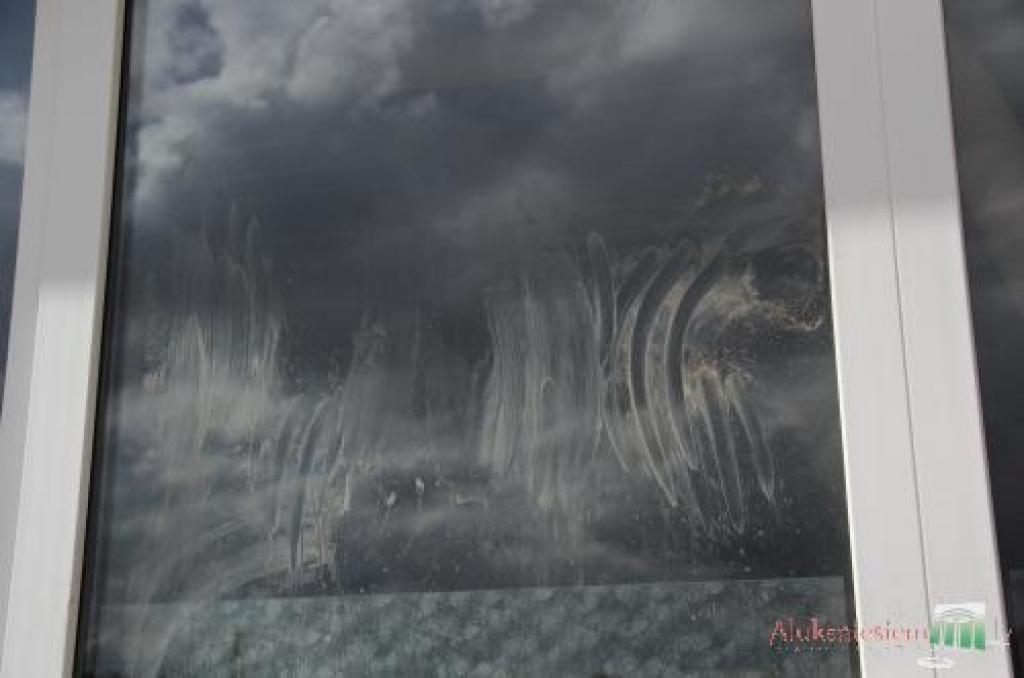 Lāča atstātie skrāpējumi galdniecības logiem.
Autors: Diāna Lozko (Alūksnes Ziņas)