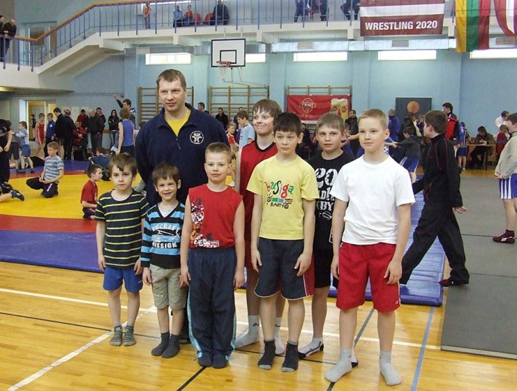 Jaunie cīkstoņi kopā ar treneri Dzintaru Abakoku.
Autors: No personiskā arhīva 