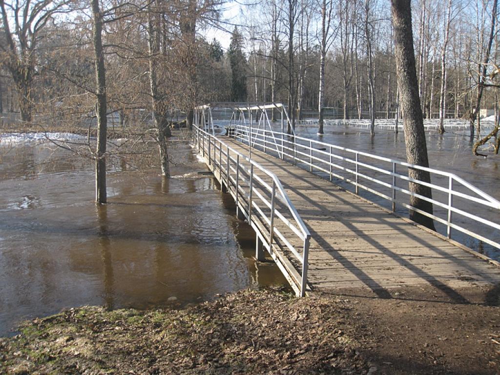 Litenē gan stadions, gan arī estrāde, kas vakar vēl atradās kā uz saliņas, šorīt jau bija zem ūdens.
Autors: Gunta Dergača