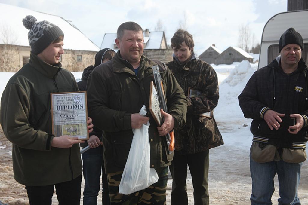 Sacensībās šoreiz uzvaras izcīnīja vietējie šāvēji. Meistaru klasē labākais bija Ainārs Kuprovskis (vidū), amatieru klasē – Emīls Kuprovskis (no kreisās), savukārt komandu vērtējumā – komanda “Huberts”, kurā bija apvienojušies A.Kuprovskis, Vilnis Zvirgzdiņš (no labās) un Dairis Neilands (otrais no labās), kuram meistaru klasē bija otrs labākais rezultāts. 
Autors: Gatis Bogdanovs