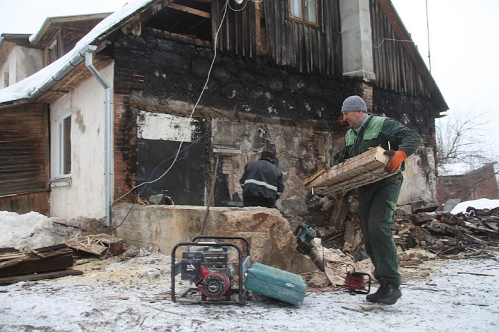 Kaut degušas, bet savas mājas! Iedzīvotāji šajā ēkā atgriezās jau nākamajā dienā pēc ugunsgrēka. Pagaidām ēka izskatās nožēlojami. 
Autors: Gatis Bogdanovs