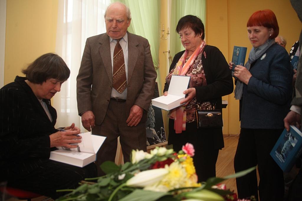 Daudzi pasākuma apmeklētāji steidza iegādāties grāmatu, kā arī lūdza ierakstīt tajā autores novēlējumu.
Autors: Gatis Bogdanovs