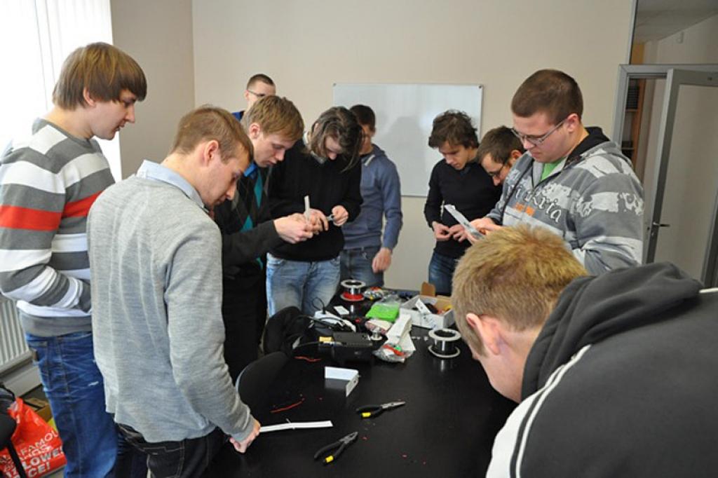 Atvērto durvju dienas apmeklētāji izmēģina savas prasmes elektronikā un elektrotehnikā.
Autors: No personiskā arhīva