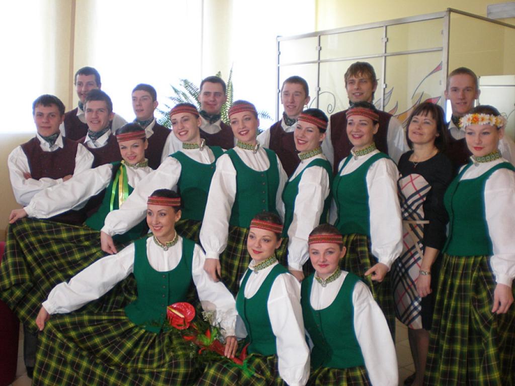 Litenes pagasta jauniešu deju kopa “Litenietis”, ko vada Zaiga Mangusa, lielajos Dziesmu un Deju svētkos, kas šovasar notiks Rīgā, uzstāsies jaunos tērpos.
Autors: Gatis Bogdanovs