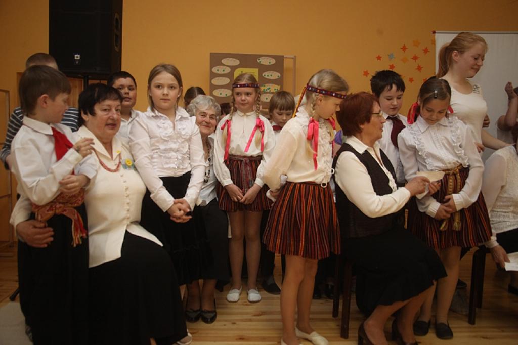 Gulbenes vidusskolā norisinājās projekta “Vai tu esi manos draugos?” noslēguma pasākums. Tāds ir skolas 2.klašu un pilsētas senioru apvienības kopprojekts, kurš vērsts uz paaudžu solidaritāti un sadarbības, pieredzes, prasmju un zināšanu...
Autors: Inita Savicka