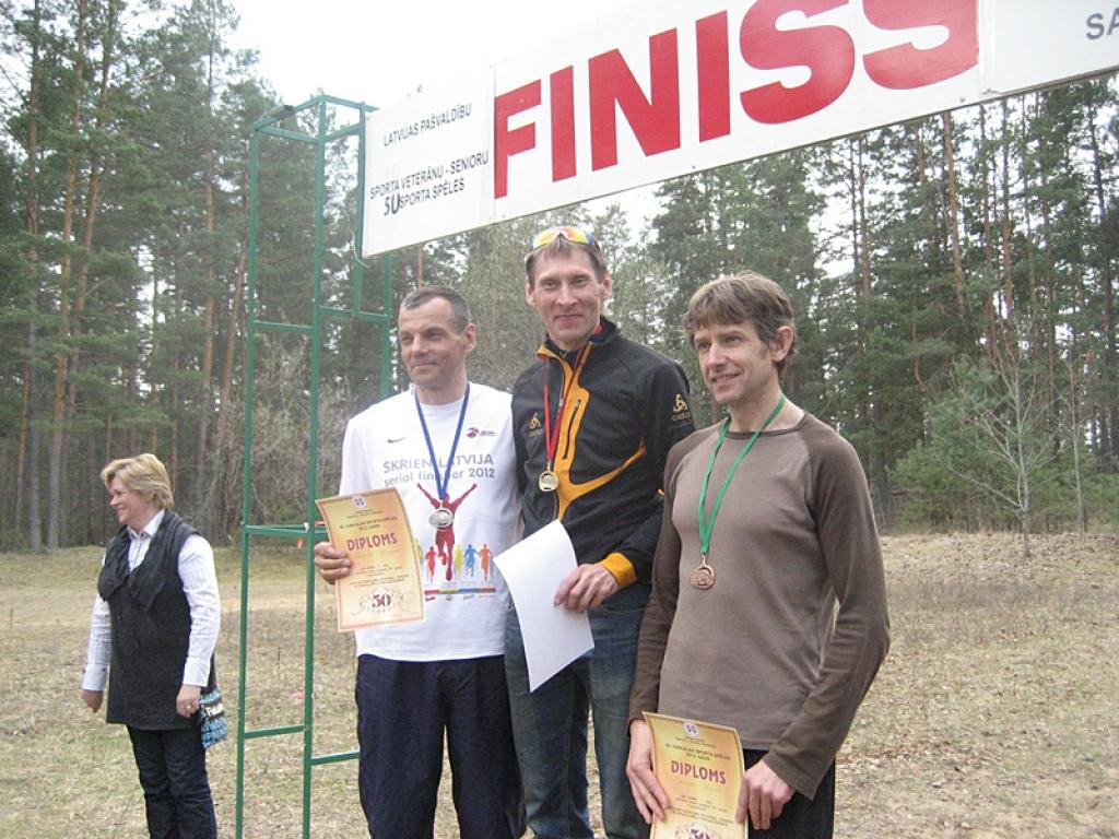 Ar atrāvienu un pārliecinoši 1.vietu 5 kilometru distancē savā 50+ vecuma grupā pavasara krosā izcīnīja gulbenietis Antis Zunda (centrā).
Autors: Diāna Odumiņa