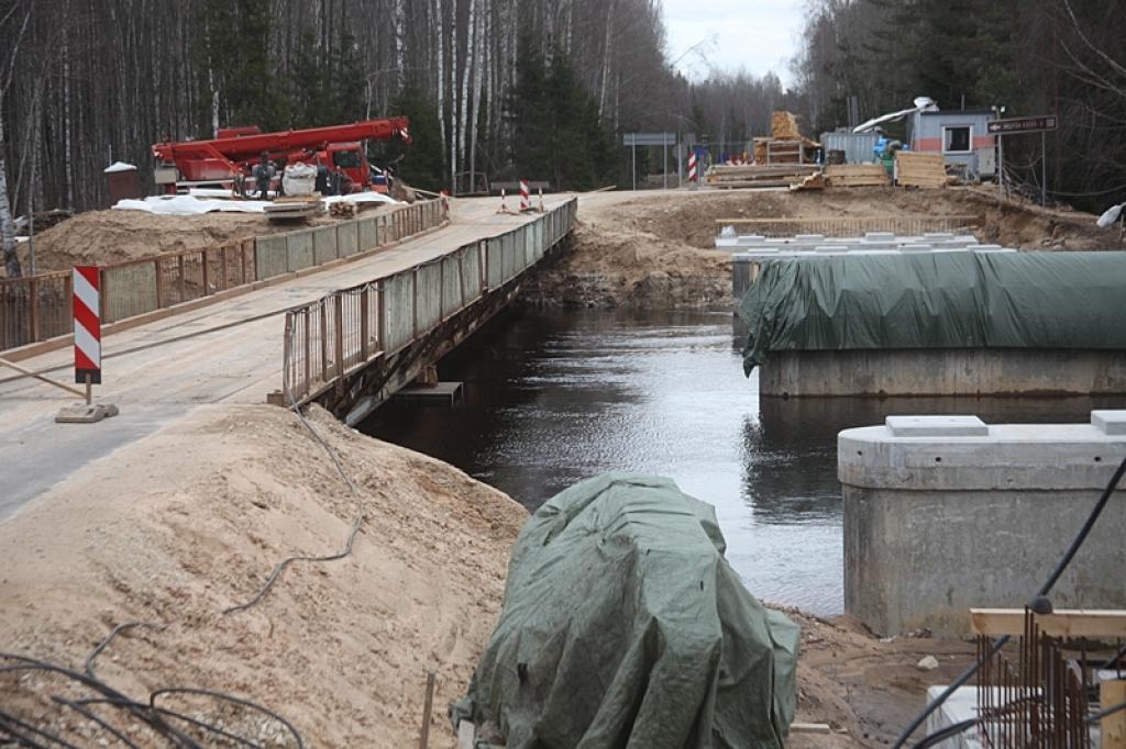 Iet pāri drīkst. Autobuss šķērsot upi nevar. Pededzes pagaidu tilts šobrīd ir nedrošs. Kā tur - otrpus upei – klājas gulbenietes Annas Purmales brāļa ģimenei “Lazdupju” mājā? Māsa uztraucas.
Autors: Gatis Bogdanovs