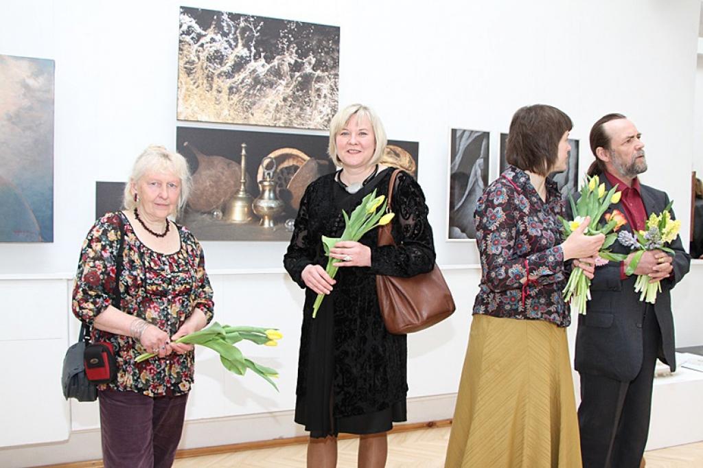 Gulbenes novadu izstādē pārstāv Ilona Brekte ar ziedu akvareļiem, Kristians Brekte ar sev raksturīgā stila darbiem, Ģirts Jogurs un Rudīte Liepiņa ar iztēles gleznām, Sandra Dikmane ar fotogrāfijām 